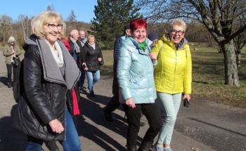 Spacery nordic walking formą aktywności seniorów.